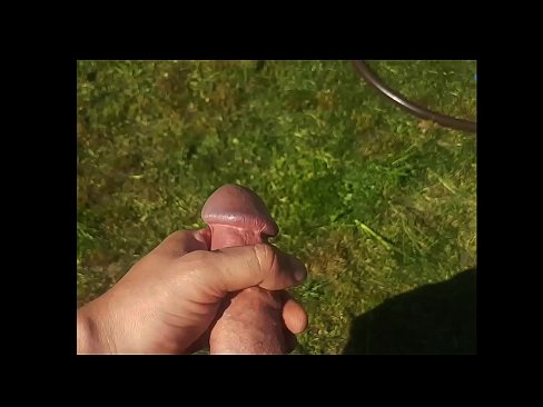 ❤️ Keçika germ di bexçeyek havînê de pisîka xwe ya pembe diqelişe û bi şuştinê dixe. ❤❌ Vîdyoya porno li ku.bsglass.ru ️❤