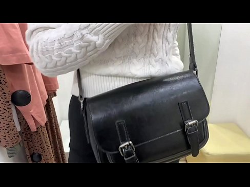 ❤️ Masturbasyona giştî ya keçika ciwan FeralBerry bi dilopek li jûreya fitarê ❤❌ Vîdyoya porno li ku.bsglass.ru ️❤